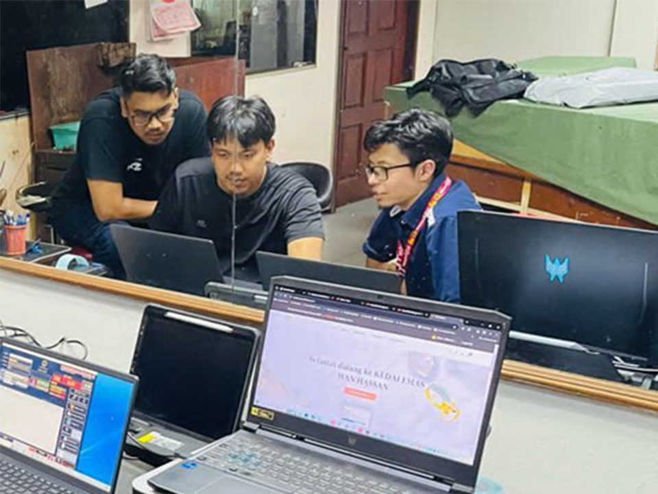 Pemasangan sistem I-Gold di Kedai Emas Wan Hassan